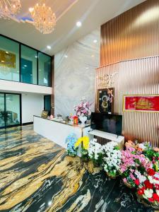 a lobby with flowers and a reception desk at Arunsakhon luxury condo in Ban Khok Kham