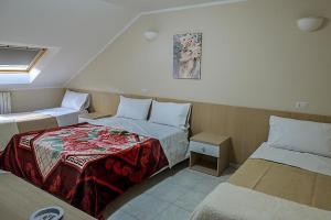 Postel nebo postele na pokoji v ubytování Suisse hotel