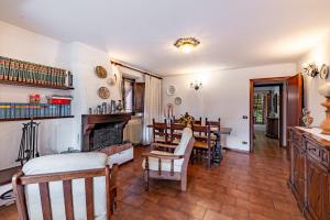 ein Wohnzimmer mit einem Tisch und einem Kamin in der Unterkunft Villino Carla Few KM From Lucca - Happy Rentals in Lucca
