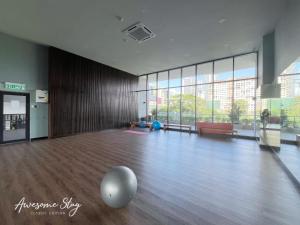吉隆坡Neu Suites By Awesomestay的舞池中间一个空房间,有一个球