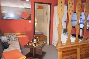 a living room with a couch and a table and a mirror at Ferieneinrichtungen-Haus-am-Stein in Königstein an der Elbe