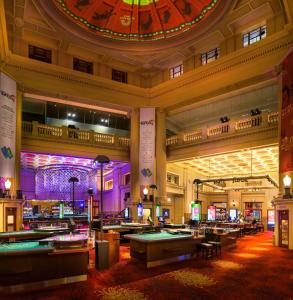 een grote kamer met pooltafels in een casino bij Comfy place with fabulous view Penthouse level in Adelaide