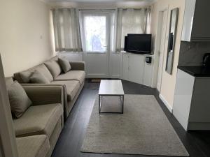 uma sala de estar com um sofá e uma mesa de centro em 54 Belle Aire Hemsby em Hemsby
