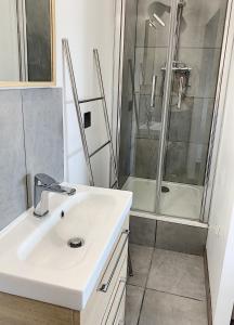 uma casa de banho com um lavatório e um chuveiro em Superbe chambre meublée avec sa propre salle de bains avec douche et wc privés em Vandoeuvre-lès-Nancy