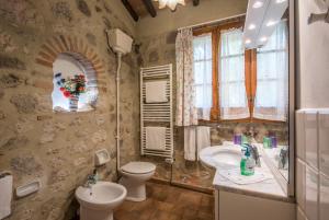 ein Bad mit WC, Waschbecken und WC-Funktion in der Unterkunft Appartamento Capannina in Lano