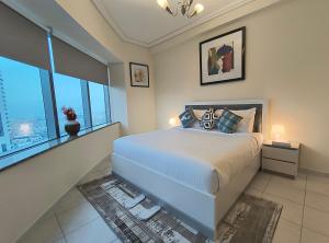 Postel nebo postele na pokoji v ubytování Trinity Holiday Homes - Sheikh Zayed Road Near to Financial Center Metro Station