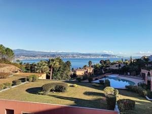 Pogled na bazen v nastanitvi Appartement 6 personnes vue mer Baie de Cannes - Antibes oz. v okolici