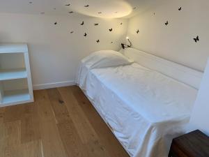 een slaapkamer met een bed met vogels aan de muur bij L'Atelier - Boulogne - Roland Garros, Parc des Princes, JO in Boulogne-Billancourt