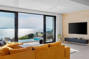 Istumisnurk majutusasutuses NEW! Three-bedroom Villa Sunshine with a heated pool, media room, and views of the sea