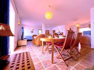 een eetkamer en woonkamer met een tafel en stoelen bij Tropicalidays Puerto Brava 2 Double Rooms in Puerto de la Cruz