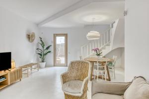 una sala de estar con una mesa y sillas en Villa la Barrufa, en S'Agaró
