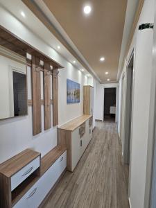 un pasillo en una casa con suelo de madera y paredes blancas en Apartments Miro' en Capo dʼOrlando