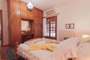Tempat tidur dalam kamar di Zeusplace Magic Traditional Villa