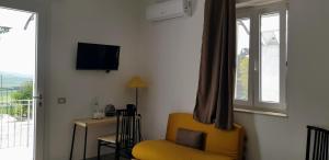 TV a/nebo společenská místnost v ubytování Masseria Santa Maria