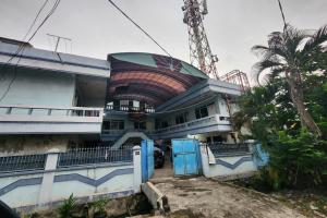 a building with a dome on top of it at SPOT ON 93894 Jamil Homestay Syariah in Plosobegem