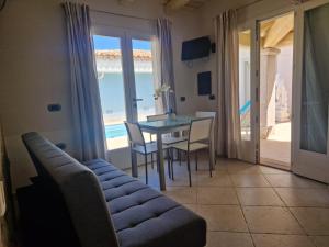 TV a/nebo společenská místnost v ubytování Casa Sinzias con piscina 9 posti letto