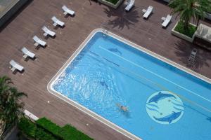 an overhead view of a large swimming pool with chairs at Evergreen Resort Hotel - Jiaosi in Jiaoxi