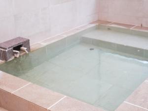 - Baño con lavabo y piscina de agua en Izu Kogen Ocean Resort, Ito Villa-TOKI-, en Ito
