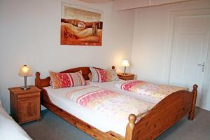 zwei Einzelbetten in einem Zimmer mit zwei Lampen in der Unterkunft Ferienhof Serck - Kleine Wohnung in Fehmarn