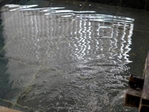 uma piscina de água num piso de azulejo em Izu Kogen Ocean Resort, Ito Villa-TOKI- em Ito