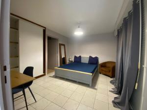 een slaapkamer met een bed, een tafel en een stoel bij Appartement T2 Kaweni in Mamoudzou