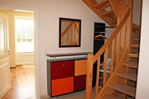 ein Zimmer mit einer Treppe und einem Gemälde an der Wand in der Unterkunft Ferienhof Serck - Backhaus 1 in Fehmarn