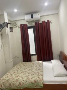 Postel nebo postele na pokoji v ubytování Nam Cường Motel - Phòng đơn có cửa sổ thoáng mát khép kín - Thang máy