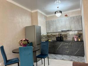 Kuchyň nebo kuchyňský kout v ubytování С видом на горы апартаменты с дизайнерским ремонтом