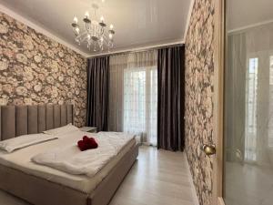 Postel nebo postele na pokoji v ubytování С видом на горы апартаменты с дизайнерским ремонтом