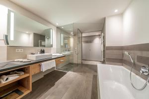 łazienka z wanną i umywalką w obiekcie Gletscherblick- serviced apartments w mieście Obergurgl +37 zdjęć