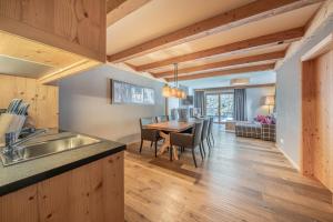 Kuchnia lub aneks kuchenny w obiekcie Gletscherblick- serviced apartments