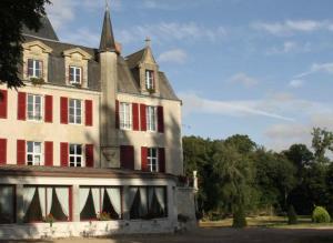 een oud huis met een rood-wit gebouw bij Chateau Laroche-Ploquin in Sepmes