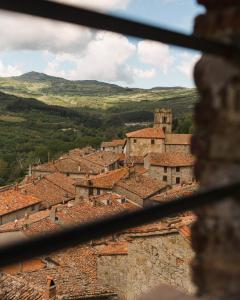 una ventana con vistas a una ciudad con techos en Abbergà en Santa Fiora