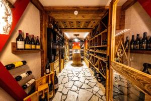 - une cave à vin avec un bouquet de bouteilles de vin dans l'établissement Rifugio Crëp de Munt, à Corvara in Badia
