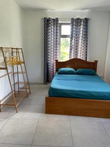 - une chambre avec un lit, une échelle et une fenêtre dans l'établissement Villa Meya, à La Gaulette
