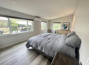 1 dormitorio con cama y ventana grande en Eagles Nest is a 40-acre 1400 Sqft Custom Home, en Bradley