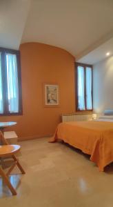 ヴェネツィアにあるCorte Due Porteのベッドルーム1室(ベッド1台、テーブル、窓付)
