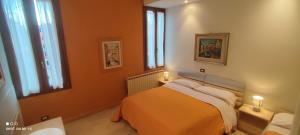 ヴェネツィアにあるCorte Due Porteのベッドルーム1室(ベッド1台、照明2つ付)