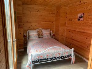 Voodi või voodid majutusasutuse B&B Chambre le Chant des Oiseaux toas