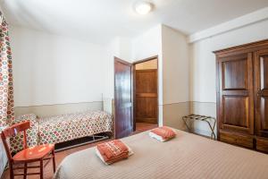 1 dormitorio con 2 camas y vestidor en Podere del Pereto Bio- 203, en Rapolano Terme
