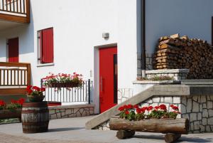 カヴァレーノにあるAffittacamere Dai Stoneriの木箱入りの花の建物の赤い扉