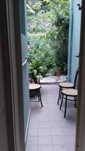 Otwarte drzwi na patio ze stołami i krzesłami w obiekcie Antichi Sapori da Speranza w mieście Gavoi