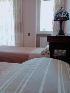 A bed or beds in a room at Le stanze colorate di Corsano
