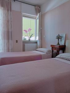 A bed or beds in a room at Le stanze colorate di Corsano