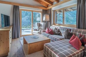 salon z kanapą i stołem w obiekcie Gletscherblick- serviced apartments w mieście Obergurgl
