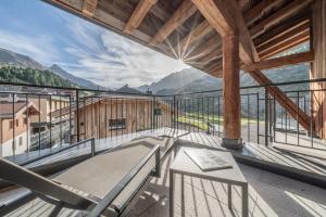 balkon ze stołem i widokiem na góry w obiekcie Gletscherblick- serviced apartments w mieście Obergurgl