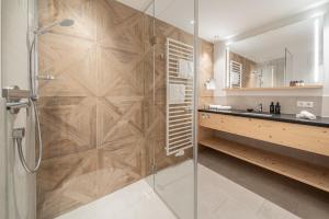 łazienka z prysznicem i szklanymi drzwiami w obiekcie Gletscherblick- serviced apartments w mieście Obergurgl