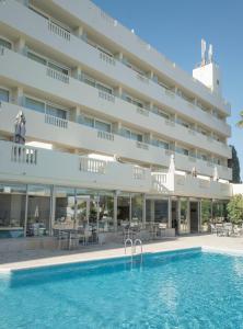 una vista del hotel desde la piscina en Paraiso Beach by Hoteles Centric -Adult Only, en Es Canar