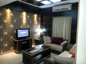 TV a/nebo společenská místnost v ubytování Dolphin Hotel
