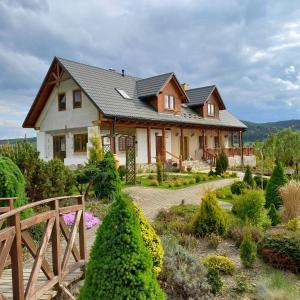 uma casa com um jardim em frente em Słoneczne Zbocze em Wysowa-Zdrój